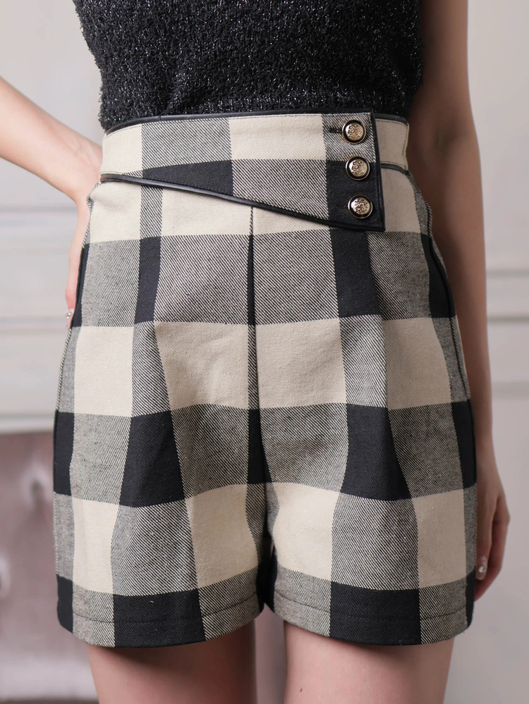 LIP SERVICE(リップサービス) |ラップボタンフレアショートパンツ