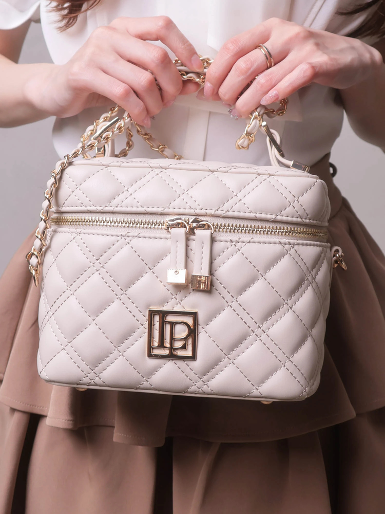 LIP SERVICE(リップサービス) |LPプレートキルティングバニティバッグ